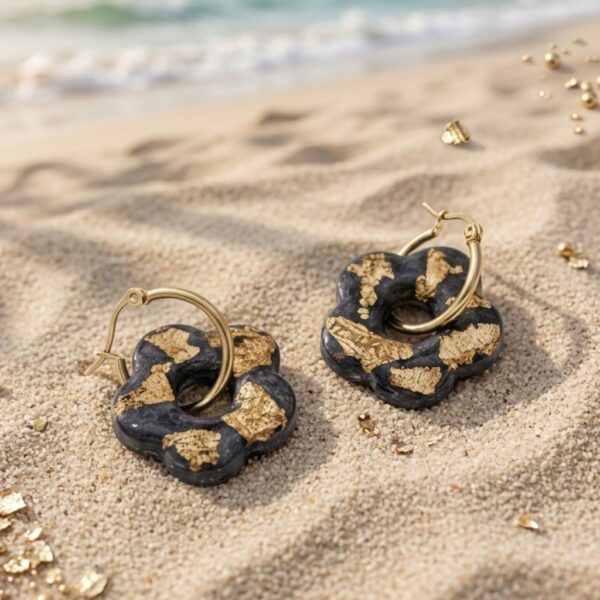 Découvrez les capucine Créoles Réversibles zébré doré pour changer de style en un geste. Un bijou artisanal, audacieus et léger.