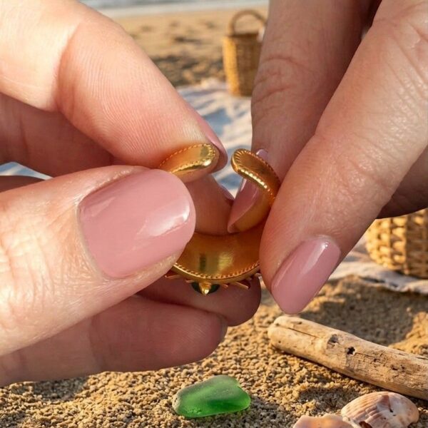 Bague dorée Célene ajustable en acier inoxydable ornée d'une pierre naturelle d'Aventurine verte.