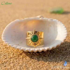 Bague dorée Célene ajustable en acier inoxydable ornée d'une pierre naturelle d'Aventurine verte.
