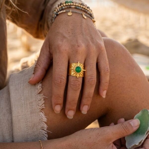 Bague dorée Célene ajustable en acier inoxydable ornée d'une pierre naturelle d'Aventurine verte.