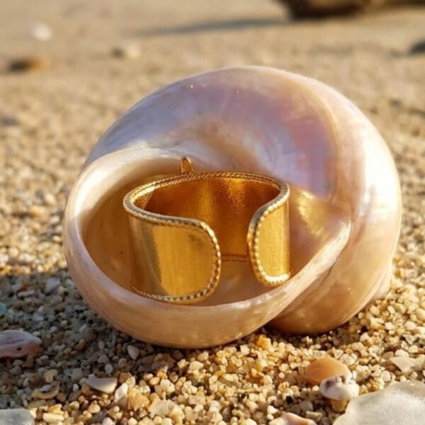 Bague dorée Célene ajustable en acier inoxydable ornée d'une pierre naturelle d'Aventurine verte.