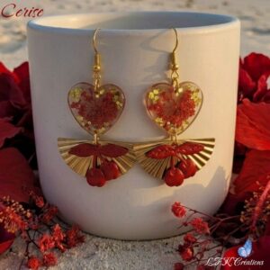 Boucles d'oreilles Cerise rouges et or artisanales avec véritables fleurs séchées et résine brillante.