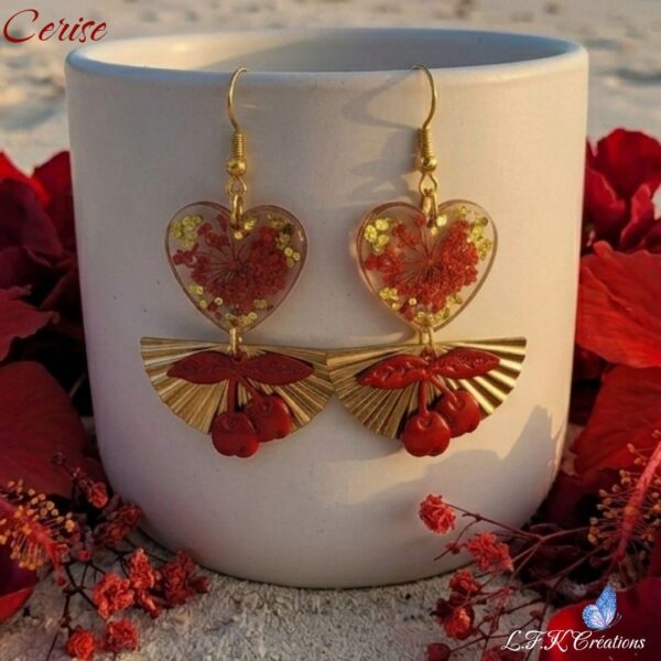Boucles d'oreilles Cerise rouges et or artisanales avec véritables fleurs séchées et résine brillante.
