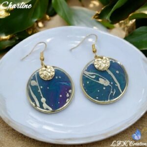 Charline Boucles Rondes Abstraites en papier calligraphié bleu et violet sur crochets en acier inoxydable doré.