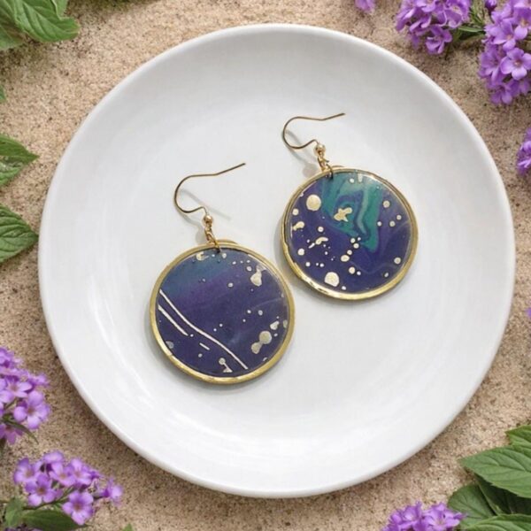 Paire de boucles d'oreilles légères Charline au design artistique et moderne, création française L.F.K Créations.