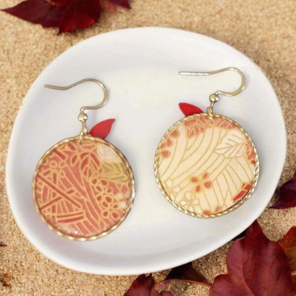 Détail du motif cerise rouge sur tissu washi artisanal pour les boucles d'oreilles légères Cléa.