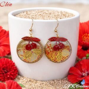 Cléa Boucles Cerises Rouges en tissu washi japonais et cercles dorés en acier inoxydable.
