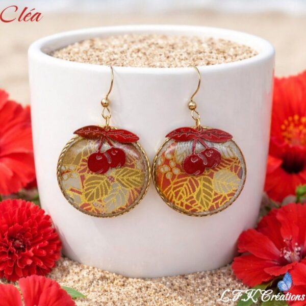 Cléa Boucles Cerises Rouges en tissu washi japonais et cercles dorés en acier inoxydable.