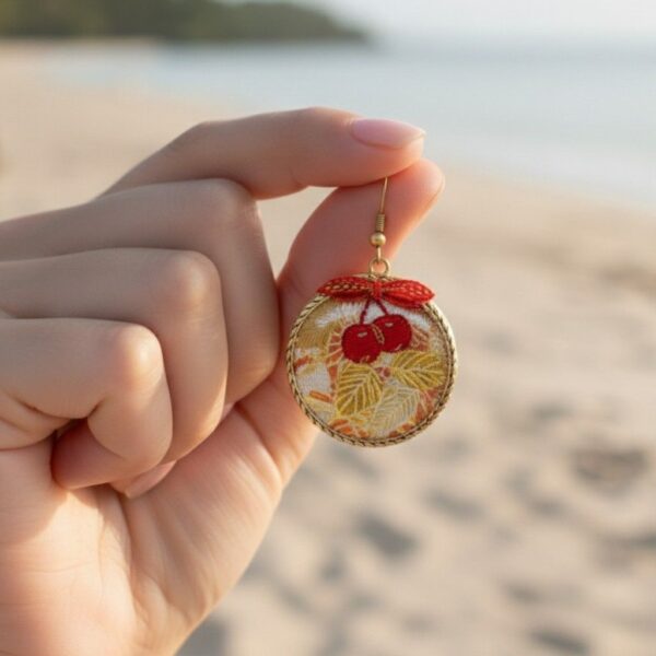 Détail du motif cerise rouge sur tissu washi artisanal pour les boucles d'oreilles légères Cléa.