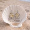 Daniela Boucles Jaunes Papillons : boucles d'oreilles solaires en fleurs séchées jaunes et résine cristalline.