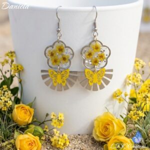 Daniela Boucles Jaunes Papillons : boucles d'oreilles solaires en fleurs jaunes et résine cristalline.