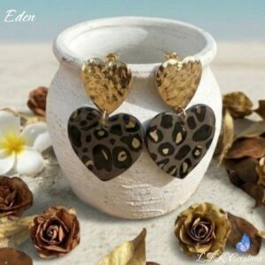 Boucles d'oreilles Eden cœurs léopard en papier calligraphié et cœurs dorés martelés.