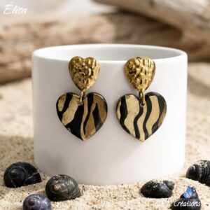 Élisa Boucles Cœurs Zébré motif zébré calligraphié à la main, finition résine brillante et poussoirs cœurs martelés en acier doré."