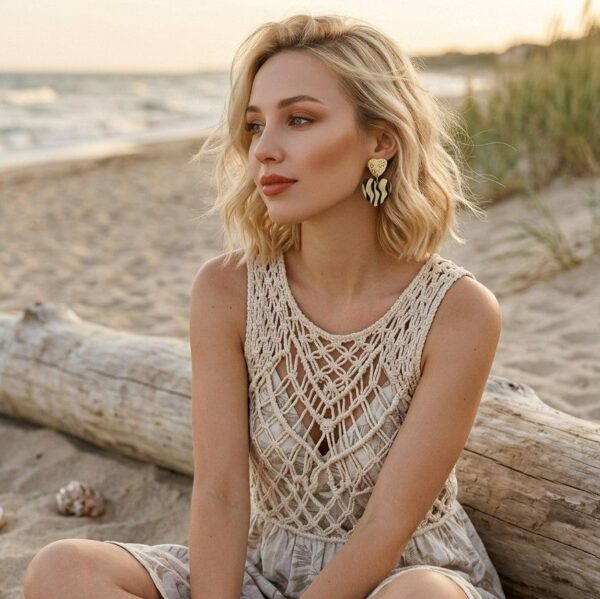 "Boucles d'oreilles pendantes Élisa portées, style safari chic et sauvage, bijoux artisanaux légers faits main en France."