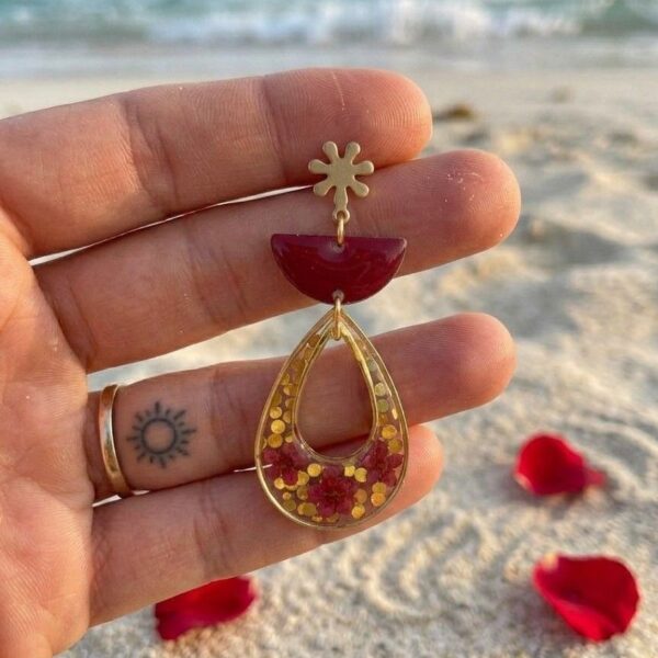 Bijou fait main Émilie rouge, boucles d'oreilles fleurs séchées et résine avec fermoir fleur en acier inoxydable doré hypoallergénique.