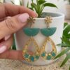 Boucles d'oreilles artisanales Émilie vertes, fleurs séchées et breloque éventail émaillée avec paillettes dorées, créations L.F.K.