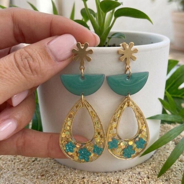 Boucles d'oreilles artisanales Émilie vertes, fleurs séchées et breloque éventail émaillée avec paillettes dorées, créations L.F.K.