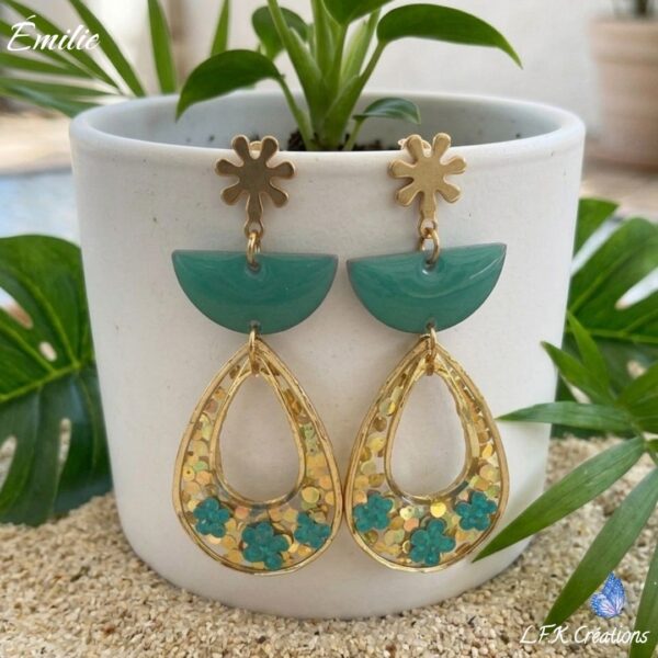 Émilie Boucles fleurs colorées bohème en fleurs séchées rouges, vertes et violettes avec paillettes dorées et acier inoxydable or.