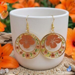 Etini boucles fleurs oranges séchées et résine sur monture acier inoxydable or.