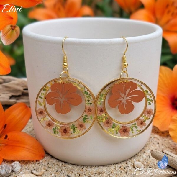 Etini boucles fleurs oranges séchées et résine sur monture acier inoxydable or.