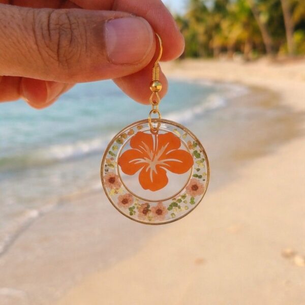 Etini boucles fleurs oranges séchées et résine sur monture acier inoxydable or.