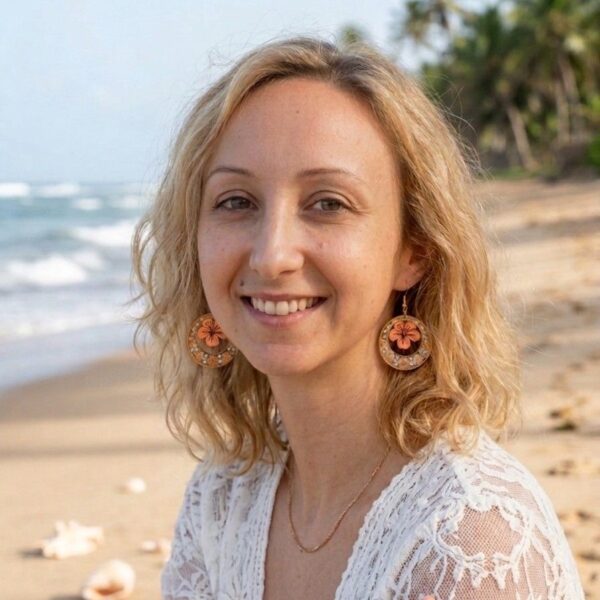 Etini boucles fleurs oranges séchées et résine sur monture acier inoxydable or.