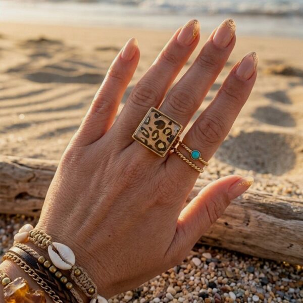 Photo de la Inaya Bague Ajustable Léopard en acier inoxydable or portée par une femme style bohème.