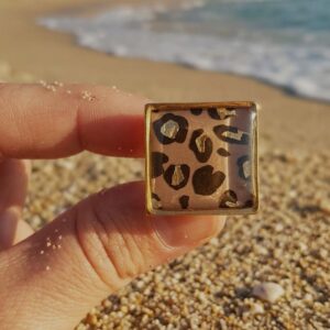 Détail artisanal de la Inaya Bague Ajustable Léopard avec motif papier calligraphié et résine.