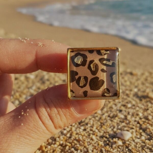 Détail artisanal de la Inaya Bague Ajustable Léopard avec motif papier calligraphié et résine.