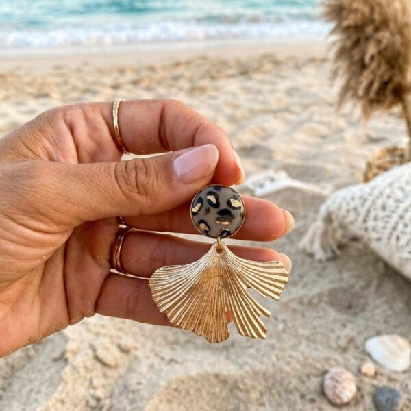 Détail de la breloque ronde léopard et résine artisanale des Inaya Boucles Feuilles Ginkgo.