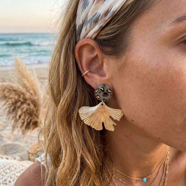 Inaya Boucles Feuilles Ginkgo, un bijou bohème chic avec feuilles dorées pour femme et fille.