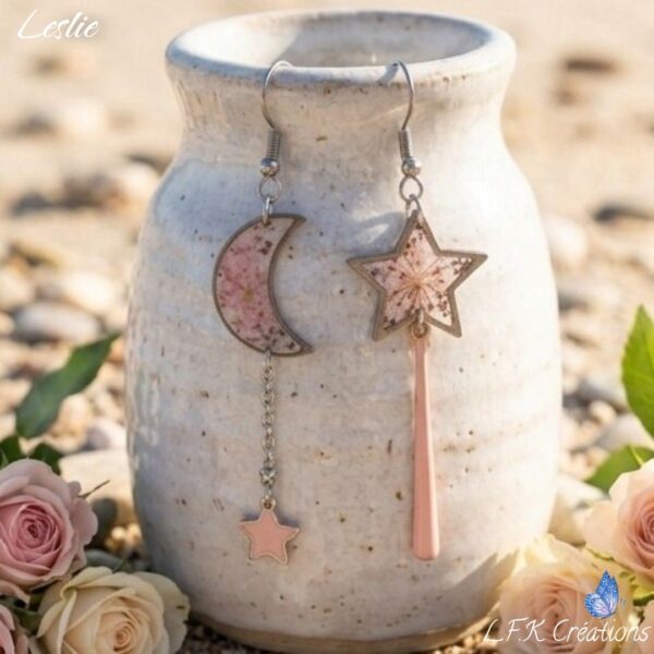 Boucles d'oreilles Leslie fleurs séchées roses et acier inoxydable argenté.