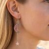 Bijou artisanal Leslie porté : boucles d'oreilles lune et étoile roses argentées