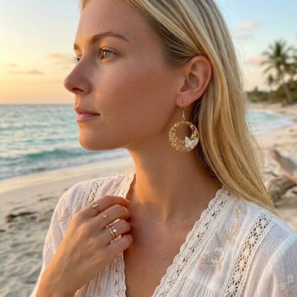 Boucles d'oreilles créoles Lina portées, style bohème chic et romantique.