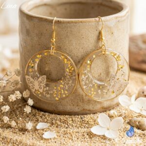 Créoles Lina fleurs séchées blanches, papillons et acier inoxydable doré."