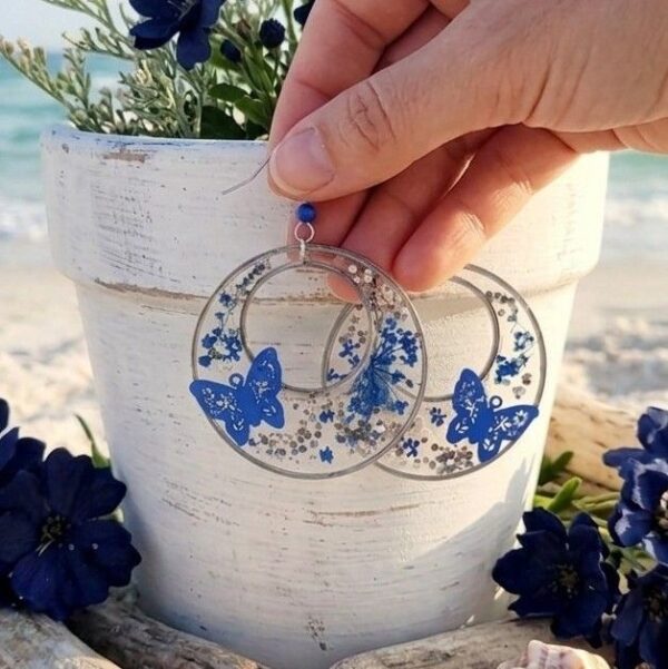 Zoom sur les perles bleu marine et les crochets en acier inoxydable argent.