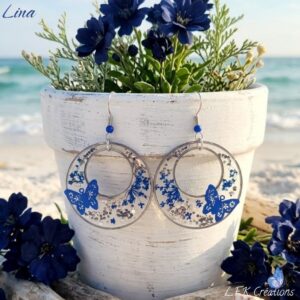 Créoles Lina papillons bleus, fleurs séchées et acier inoxydable argenté.