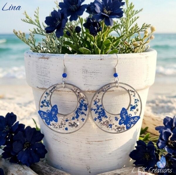 Créoles Lina papillons bleus, fleurs séchées et acier inoxydable argenté.