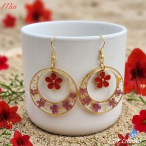 Créoles Mia fleurs séchées rouges, paillettes or et acier inoxydable doré.