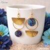 Boucles d'oreilles dépareillées Naomi en tissu japonais bleu et acier inoxydable or.
