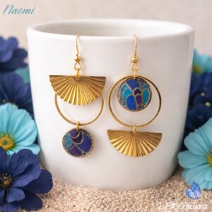 Boucles d'oreilles dépareillées Naomi en tissu japonais bleu et acier inoxydable or.