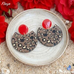 Boucles d'oreilles Naya de L.F.K Créations, motif léopard en papier calligraphié et fermoirs émaillés rouges sur acier doré.