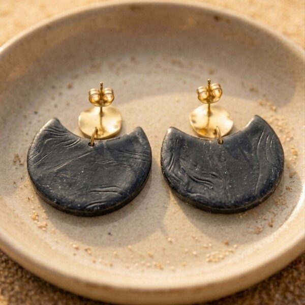 Vue de l'arrière des boucles d'oreilles Naya, montrant les finitions soignées en acier inoxydable doré et la fixation sécurisée résiné.