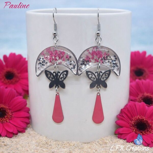 Pauline boucles fuchsia papillons de L.F.K Créations, avec papillons argentés et pétales de fleurs séchées fuchsia sous résine."