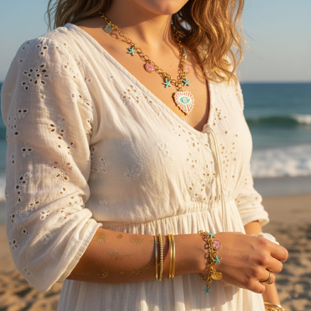 Découvrez notre sélection de bijoux artisanaux : colliers à charms et accumulation de bracelets dorés. Des créations uniques inspirées par l'océan, parfaites pour sublimer une tenue d'été.