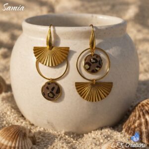 Boucles d'oreilles dépareillées Samia de L.F.K Créations, style bohème chic avec motif léopard en papier calligraphié et résine, montées sur acier inoxydable doré.