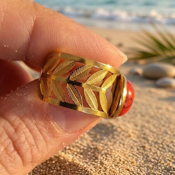 Bague dorée Sienna ajustable en acier inoxydable ornée d'une pierre naturelle Howlite rouge.