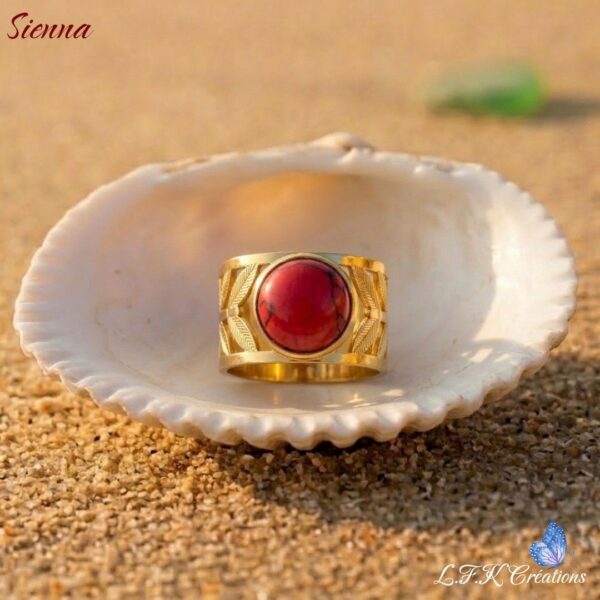 Bague dorée Sienna ajustable en acier inoxydable ornée d'une pierre naturelle Howlite rouge.