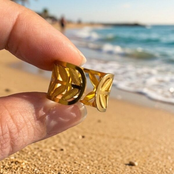 Bague dorée Sienna ajustable en acier inoxydable ornée d'une pierre naturelle Howlite rouge.