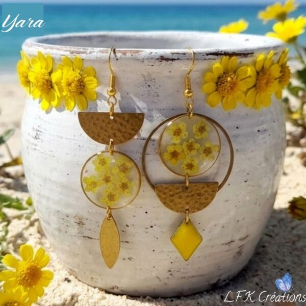 Yara Boucles dépareillées fleurs jaunes de L.F.K Créations, fleurs séchées jaunes sous résine et breloques en laiton doré."